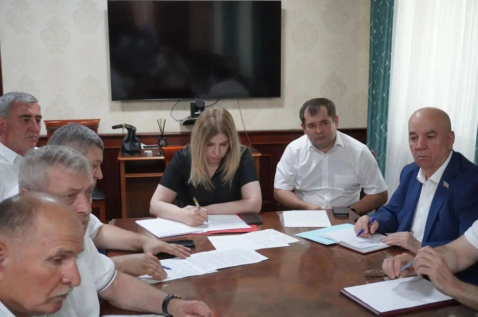 Нариман Казимагамедов провел выездной прием граждан в Хасавюртовском районе.