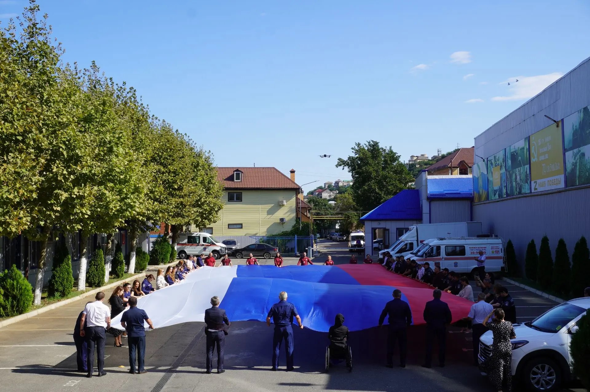 В МЧС Дагестана прошла патриотическая акция по разворачиванию Государственного флага Российской Федерации.