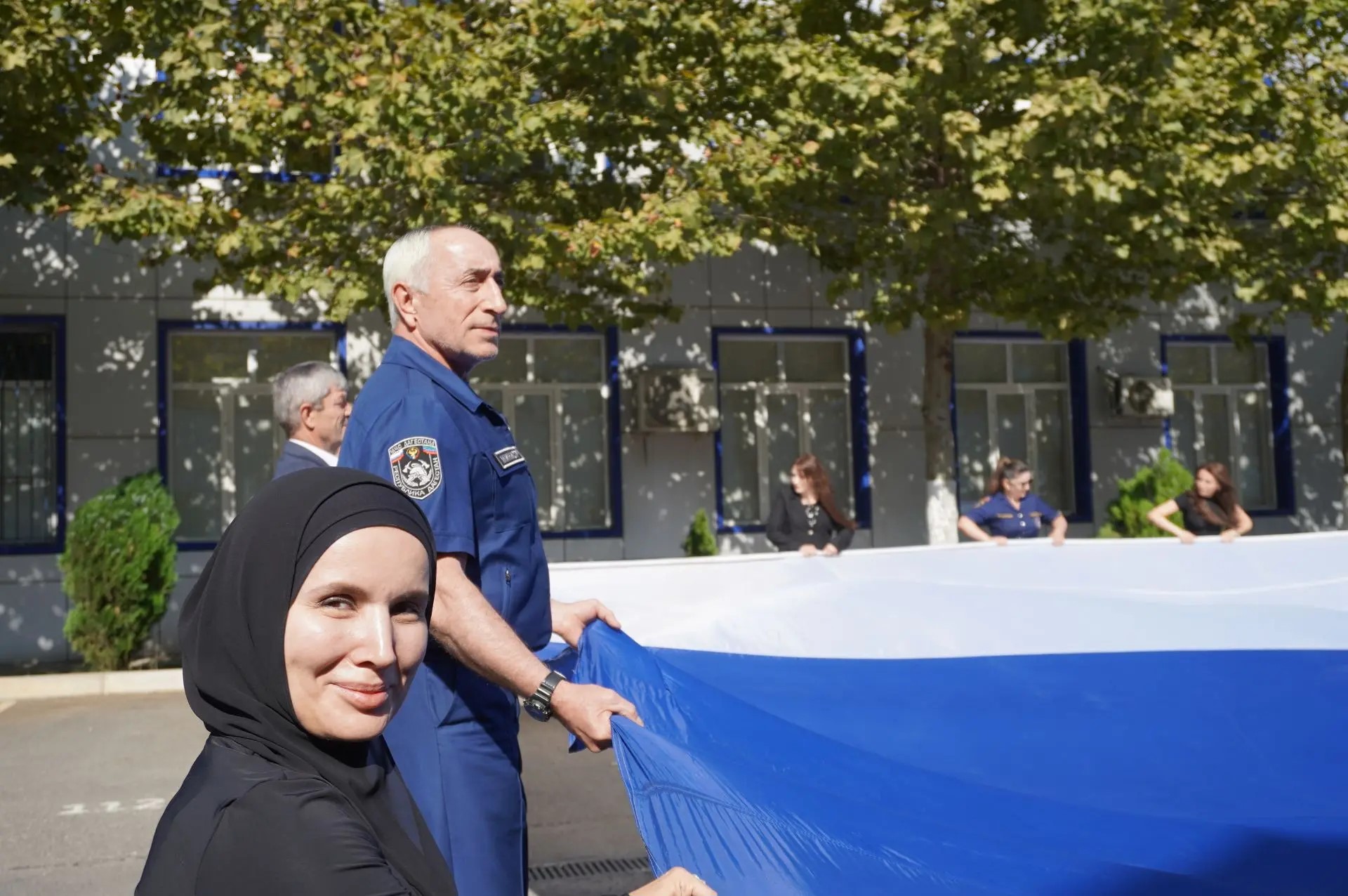 В МЧС Дагестана прошла патриотическая акция по разворачиванию Государственного флага Российской Федерации.