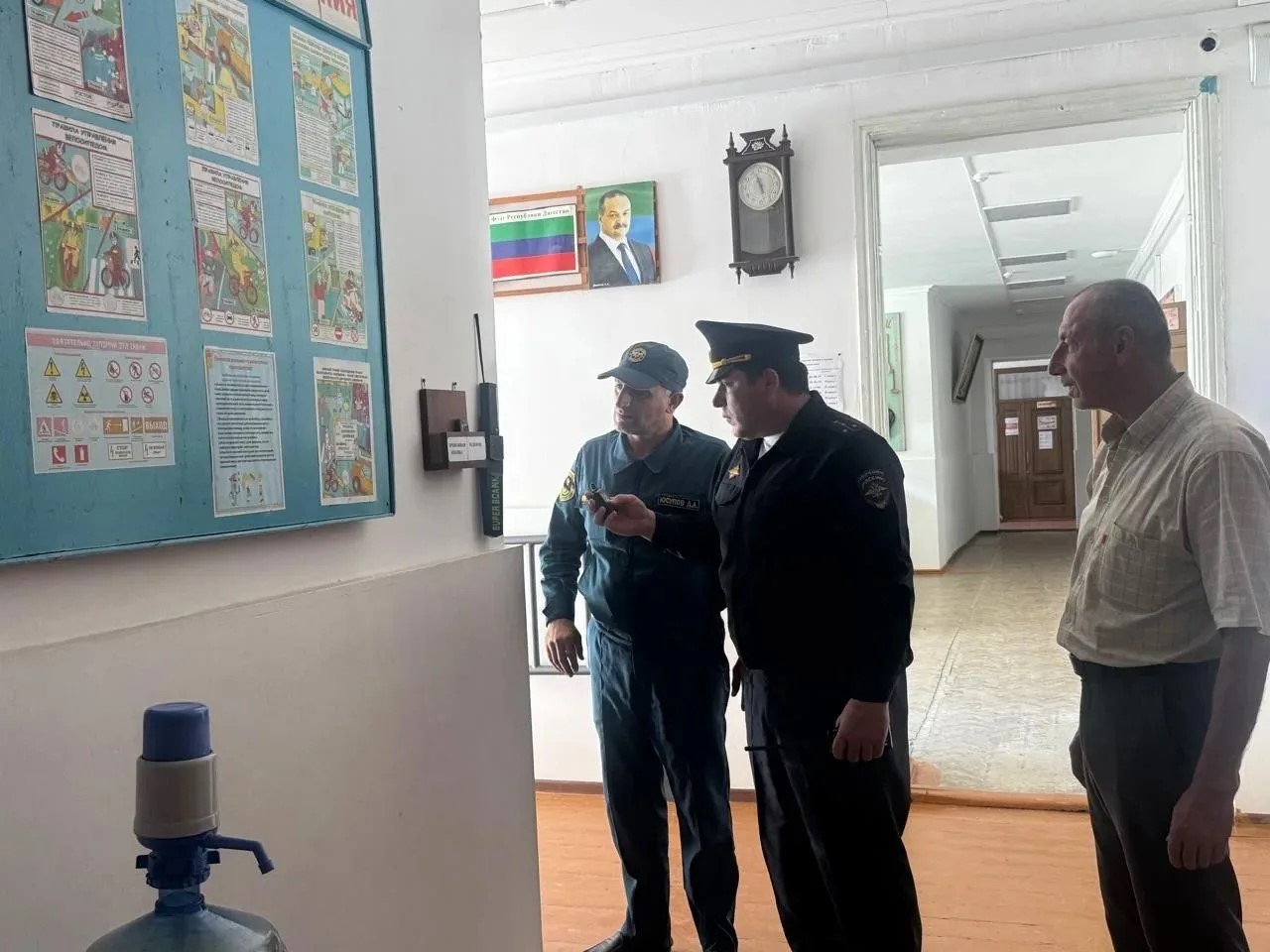 Готовность школ к новому учебному году на контроле сотрудников МЧС Дагестана